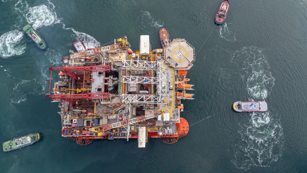 Vedere aeriană a platformei petroliere Neptun Deep pe mare, cu remorchere