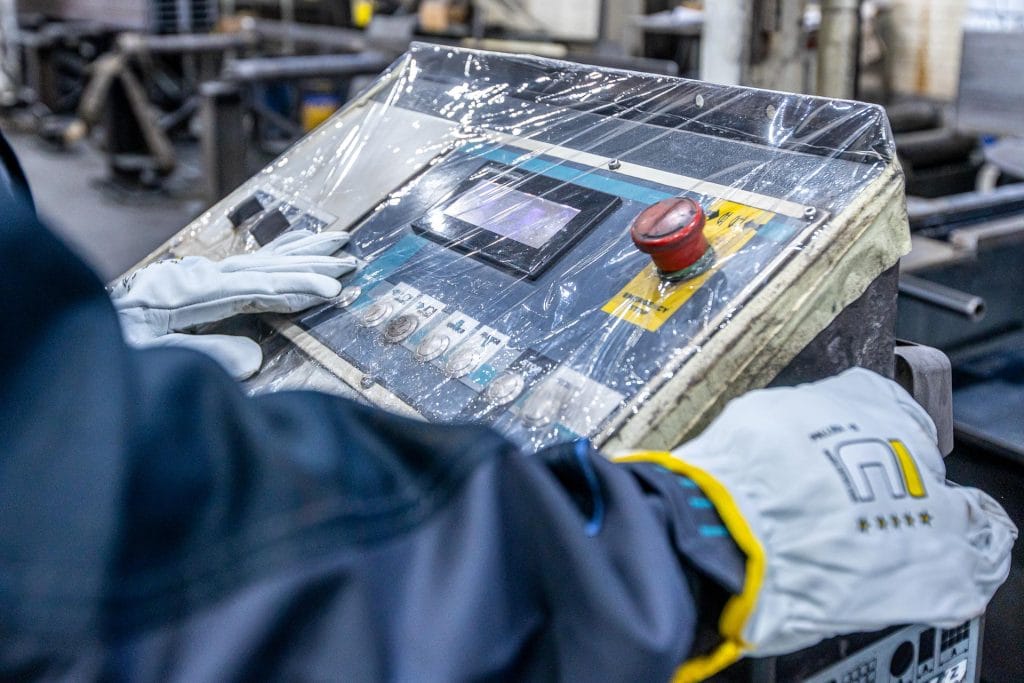 Panou de comanda CNC in productia de confectii metalice