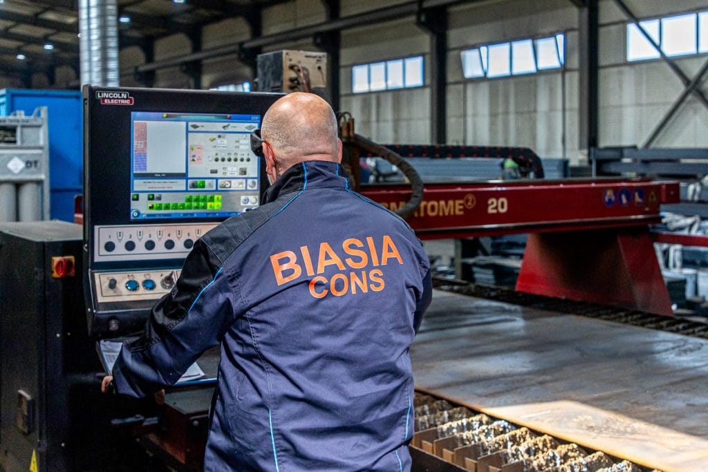 Operator Biasia Cons la masa de taiere cu plasma CNC
